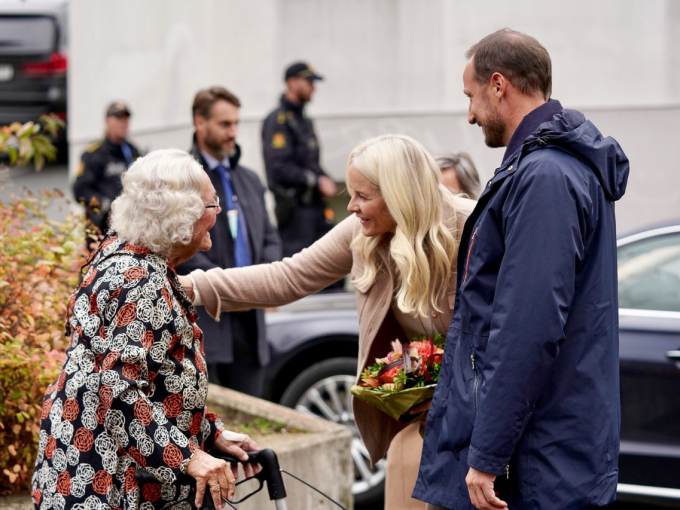 Beboeren Evy Behn Gustavsen ønsket Kronprinsparet velkommen med blomster. Foto: Simen Løvberg Sund, Det kongelige hoff